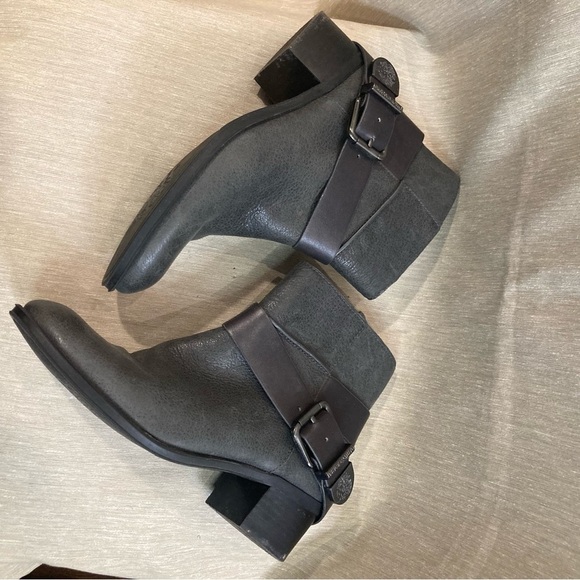 VINCE CAMUTO Sz 7.5 Grey Buckle  Stacked Heel Almond Toe Western Vibe Booties - Picture 5 of 14